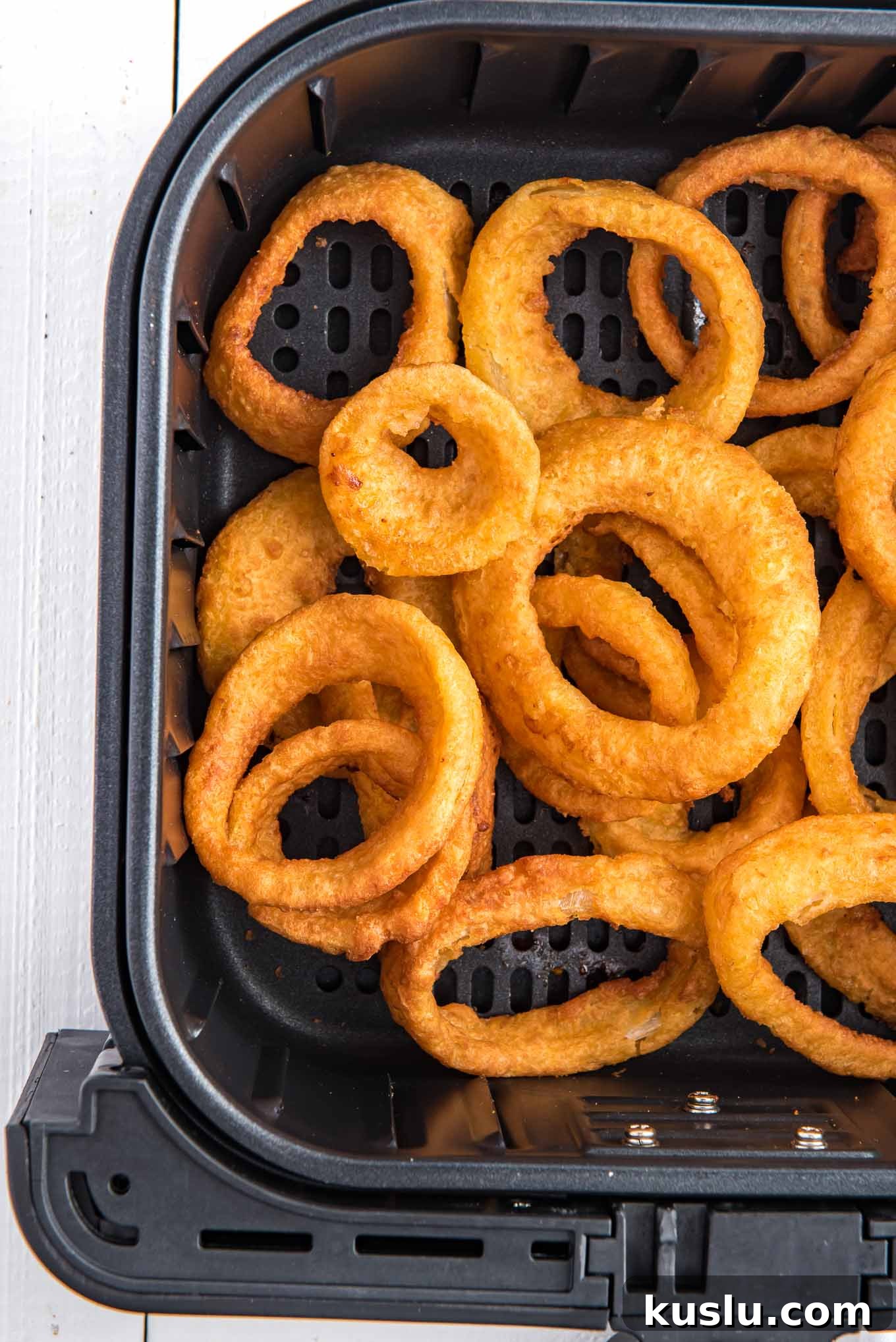 Crispy Frozen Onion Rings in the Air Fryer: Quick Recipe Guide 4 Onion rings are placed in a single layer in the air fryer basket.