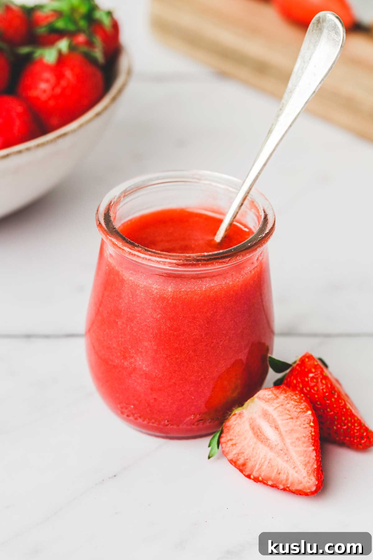 pot de coulis de fraise sur une table 