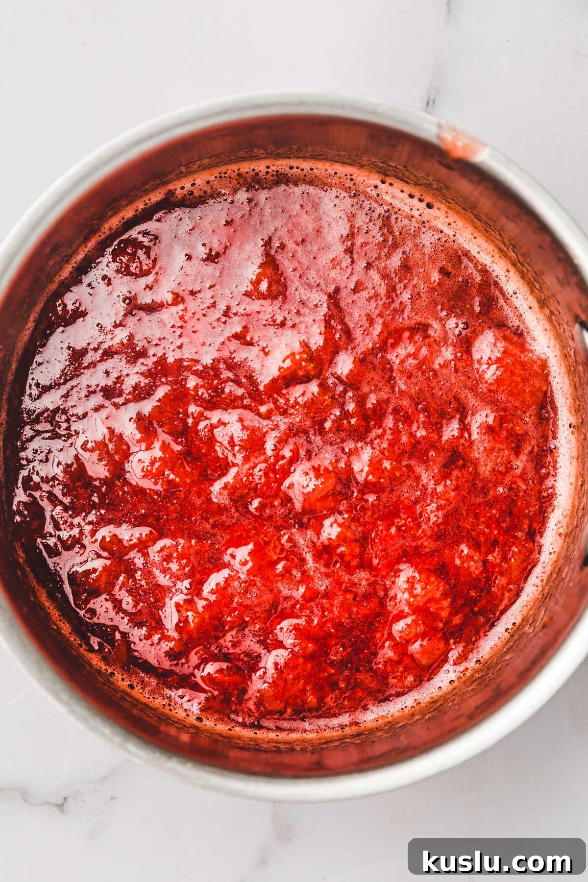 casserole avec de la purée de fraise