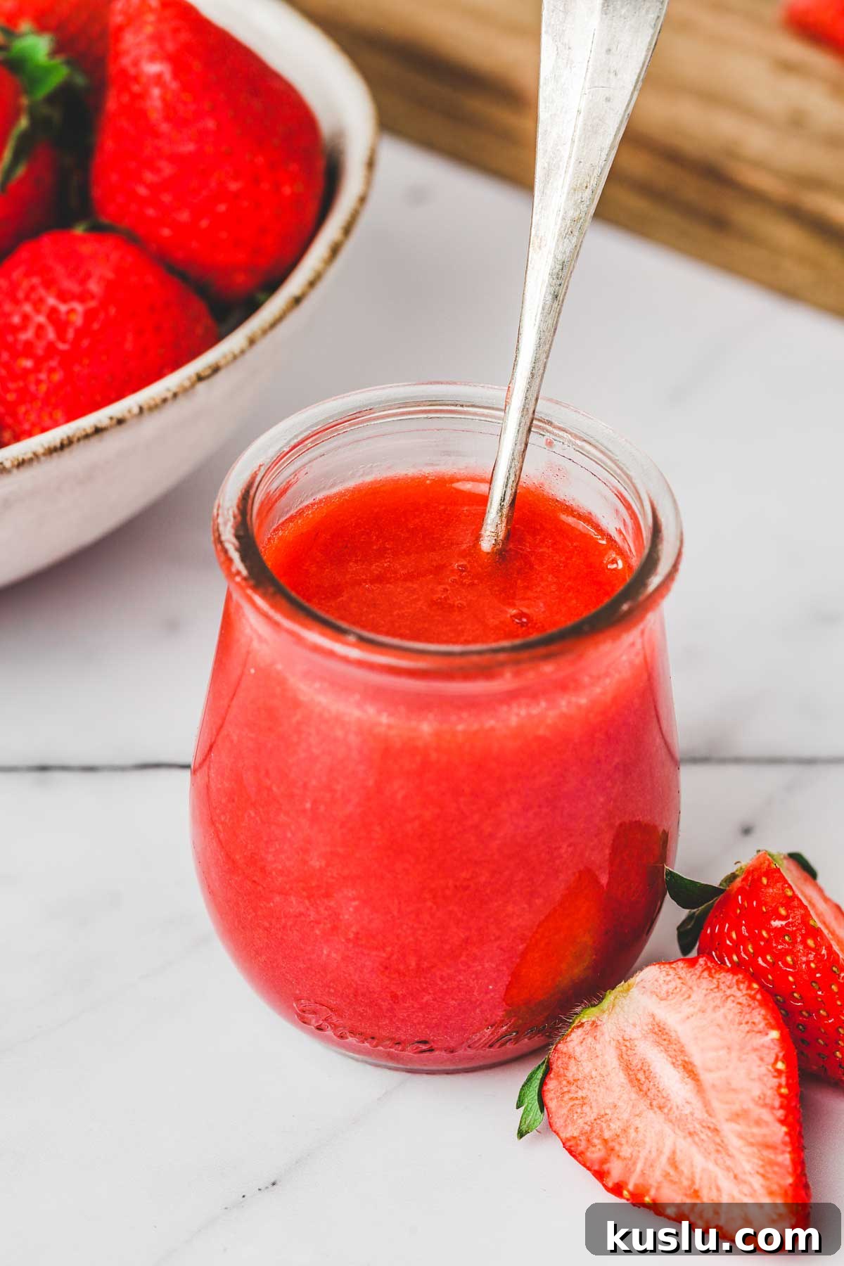 pot avec du coulis de fraise