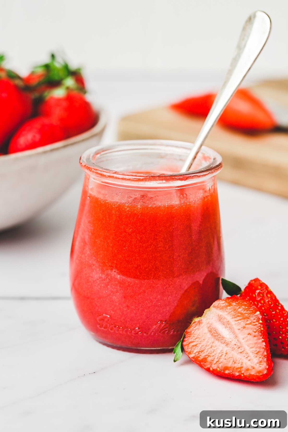 pot de coulis de fraises sur une table