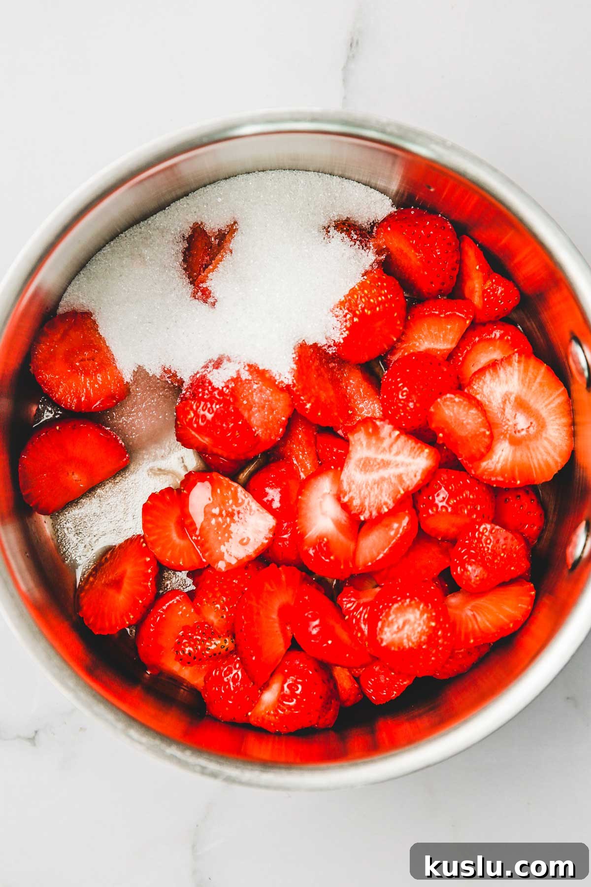 casserole avec des fraises et du sucre