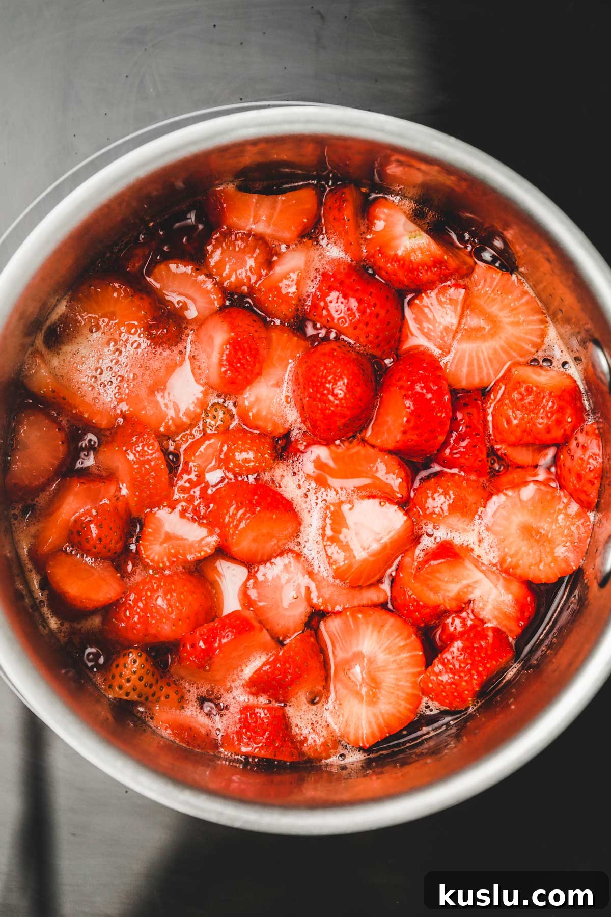 casserole avec des morceaux de fraises