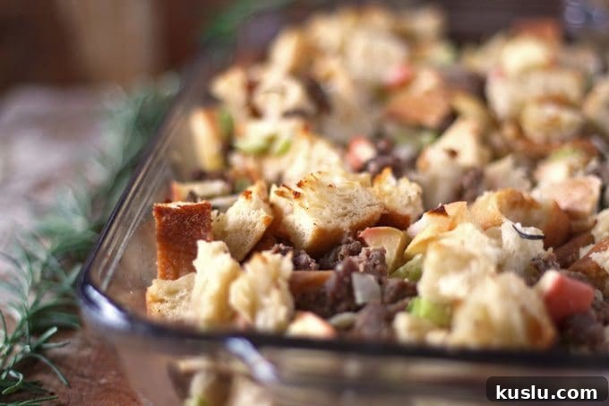 Turkey breakfast sausage and apple dressing - perfect for holiday dinners! | www.honeyandbirch.com | #thanksgiving