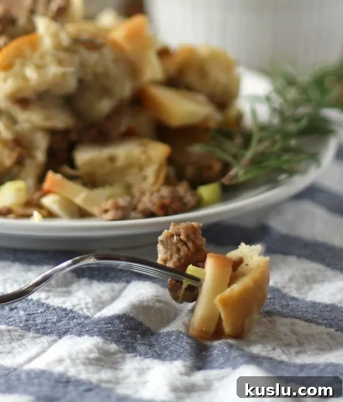 Turkey breakfast sausage and apple dressing - perfect for holiday dinners! | www.honeyandbirch.com | #thanksgiving