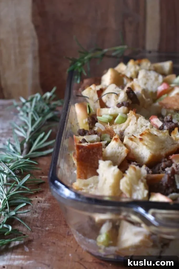 Turkey breakfast sausage and apple dressing - perfect for holiday dinners! | www.honeyandbirch.com | #thanksgiving